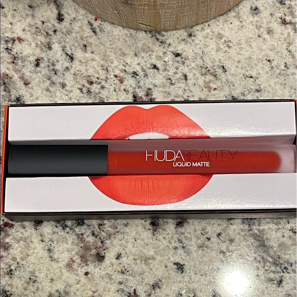 {Huda Beauty} New Liquid Matte Lipstick - Alluring